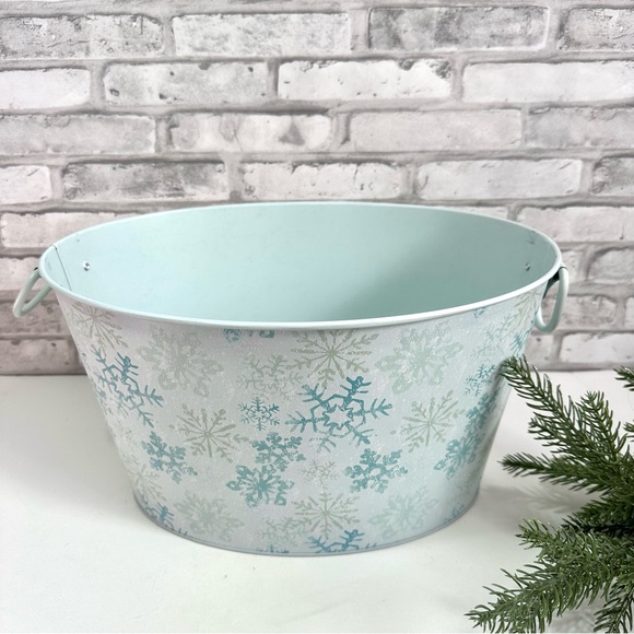 Mainstays Blue Snowflake Christmas Holiday Metal Oval Bucket With Handles - NWT - Picture 2 of 12